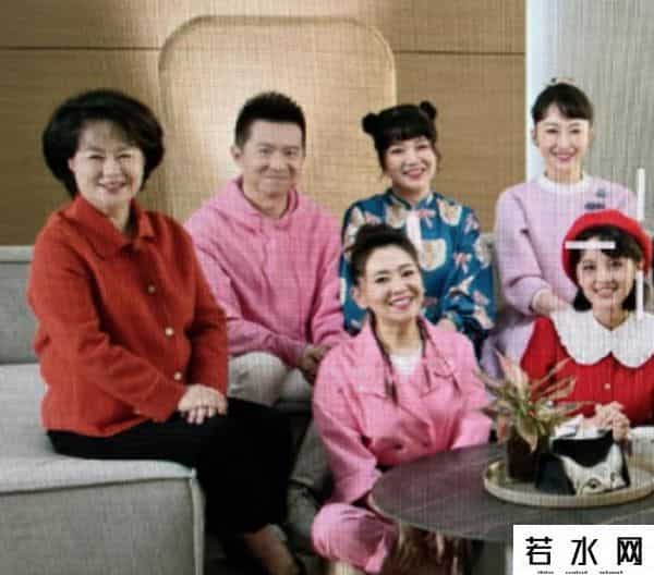 小鹿姐姐结婚,央视主持人大聚会！55岁鞠萍穿红衣现身，47岁小鹿姐姐冻龄似少女