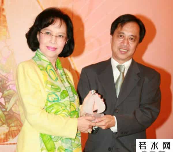 狄娜的女儿,狄娜：香港艳星，真人版007女间谍，为中国航天事业投入全部身家