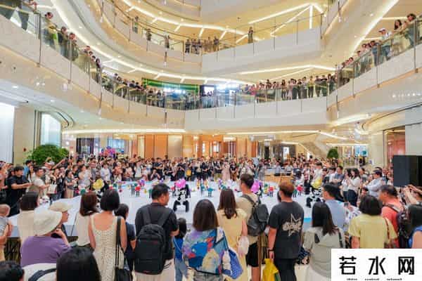 机器人大擂台,数百机器人空降商场，拳击擂台+足球赛开启人机互动超燃体验