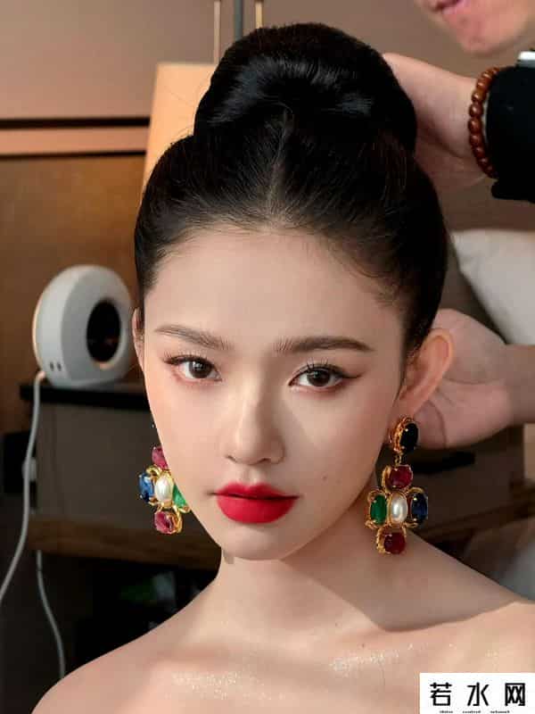 腾讯微博皮肤,林允微博之夜裹胸红裙,皮肤白皙发光