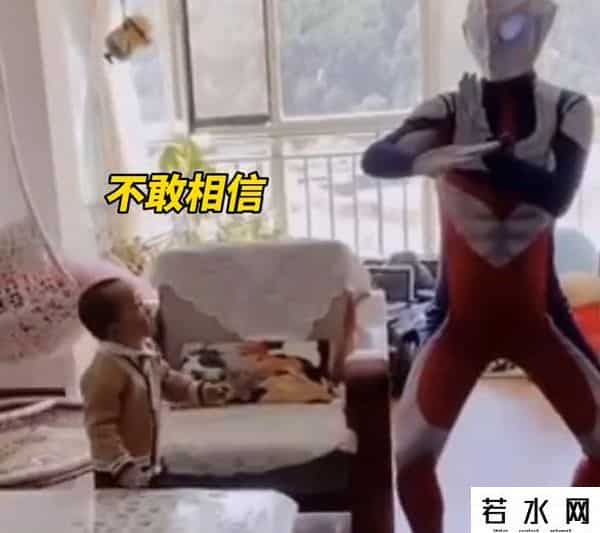 奥特曼生日,爸爸扮演奥特曼给孩子送生日惊喜!网友:先要有一个身材好的爸爸