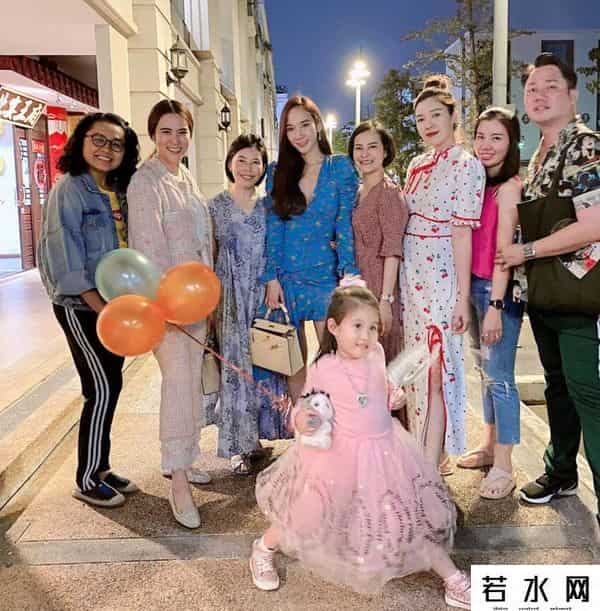 aum p,42岁的泰版鲜肉菩萨，翘臀细腰迷倒20岁奶狗，她比萧亚轩还快乐？