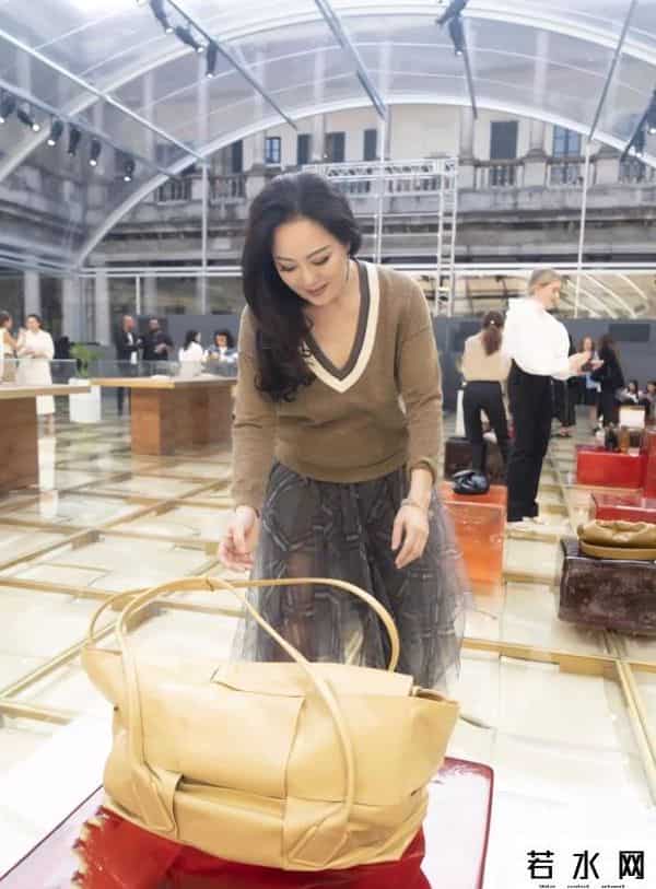 熟女区,章小蕙的微胖也是一种美!穿V领针织衫配薄纱裙,熟女韵味挡不住