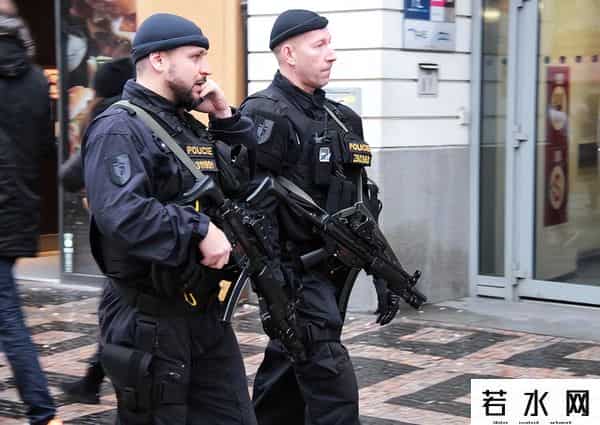 操比电影,每10万人中,就有7人拍过成人电影,捷克色情业究竟有多疯狂?