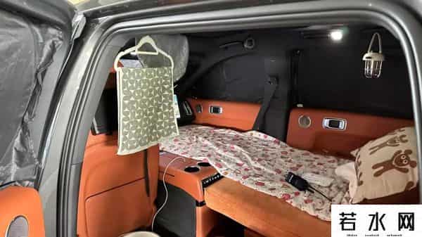 移动公寓,住进车里的年轻人:不租房不买房,5平米最自由