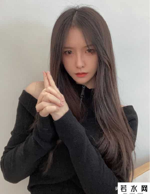 斗鱼阿冷,斗鱼阿冷过生日，直播间展示二胡才艺，粉丝：一年里也就两次机会