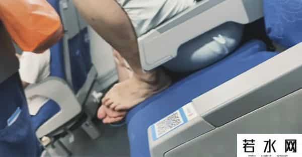 搔脚心图,高铁上女子脱鞋!把脚放在桌板上,网友坐不住了,我经常趴着睡觉