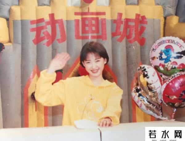 小鹿姐姐结婚,央视主持人大聚会！55岁鞠萍穿红衣现身，47岁小鹿姐姐冻龄似少女