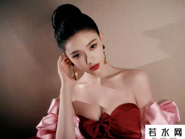 腾讯微博皮肤,林允微博之夜裹胸红裙,皮肤白皙发光