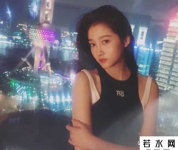 娃娃稀有私服,22岁关晓彤校园私服太露富，上万衣品不重样，默默成校园豪气女神