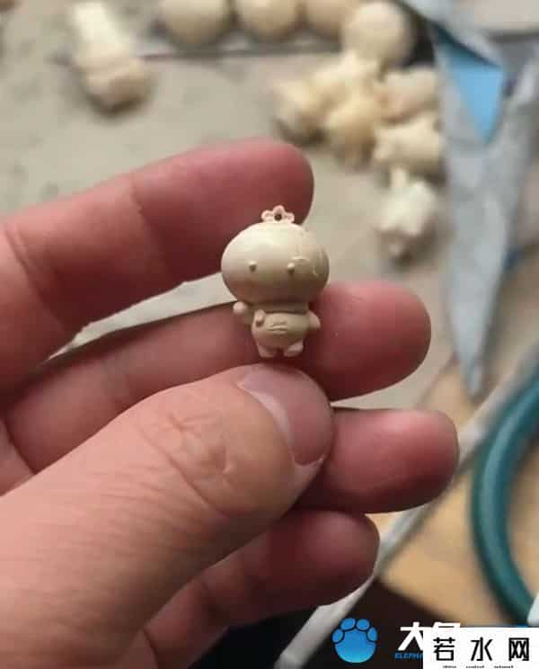 冰墩墩几岁了,只有1.5厘米!男子雕刻指甲盖大小冰墩墩、雪容融,网友直呼“太可爱了”