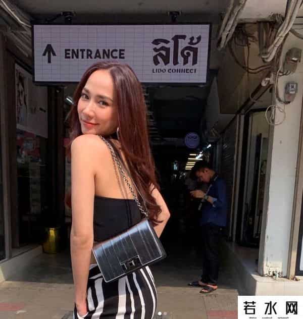 aum p,42岁的泰版鲜肉菩萨，翘臀细腰迷倒20岁奶狗，她比萧亚轩还快乐？