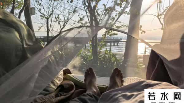 移动公寓,住进车里的年轻人:不租房不买房,5平米最自由