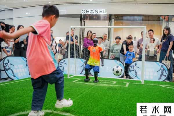 机器人大擂台,数百机器人空降商场，拳击擂台+足球赛开启人机互动超燃体验