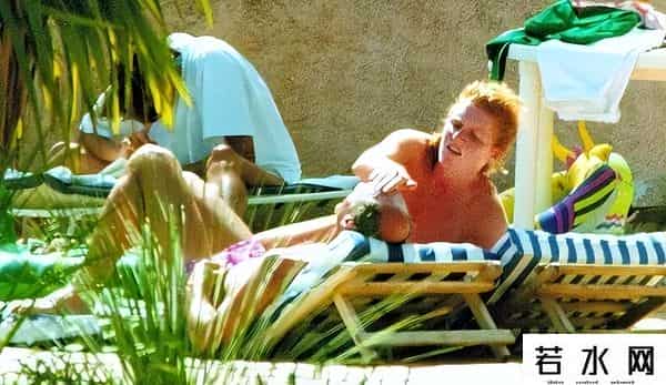 弗格森事件,1992年,英国王室曝出丑闻:37岁富商吮吸着33岁王妃的脚趾