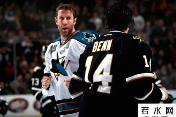 冰球对战,冰球斗殴是传统？俄罗斯队员与美国互殴，现场播放战歌《喀秋莎》