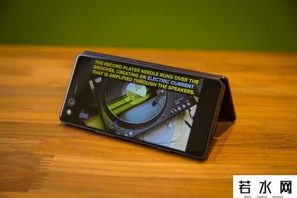 axon m,不喜欢全面屏?折叠双屏中兴Axon M上手