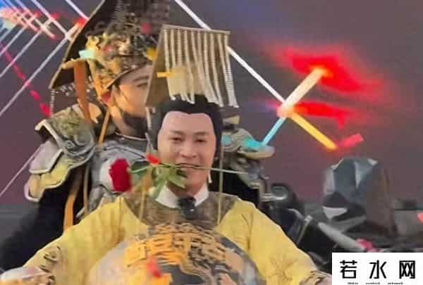 明星NPC,昔日明星沦为NPC，经典角色被迫卖票，60岁演员险晕倒街头.