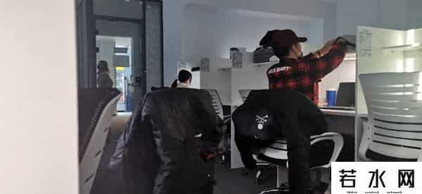 自习门,年底考研考证时节到了，这种付费自习教室的生意渐渐火了