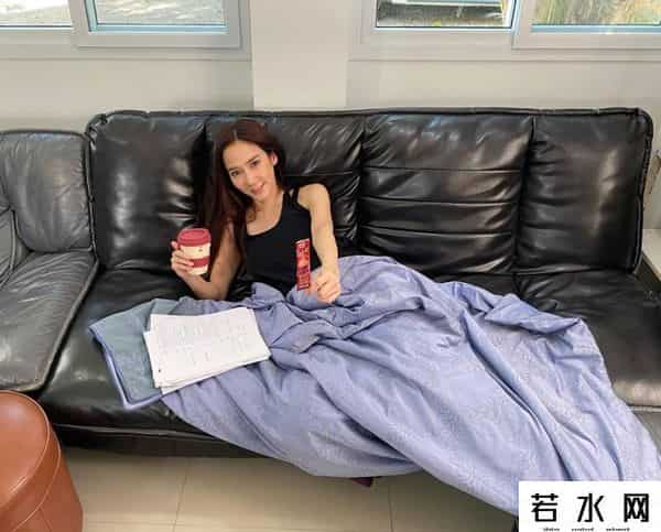 aum p,42岁的泰版鲜肉菩萨，翘臀细腰迷倒20岁奶狗，她比萧亚轩还快乐？