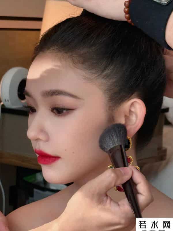 腾讯微博皮肤,林允微博之夜裹胸红裙,皮肤白皙发光