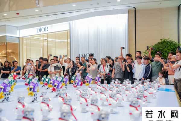 机器人大擂台,数百机器人空降商场，拳击擂台+足球赛开启人机互动超燃体验