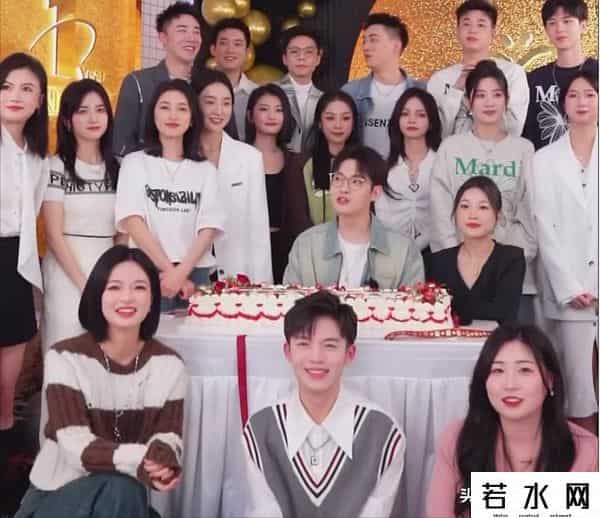 薇娅宣布破产,直播间消失的薇娅，为何让谢霆锋甘心当"小弟"？15亿生意藏玄机！