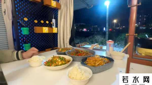 移动公寓,住进车里的年轻人:不租房不买房,5平米最自由