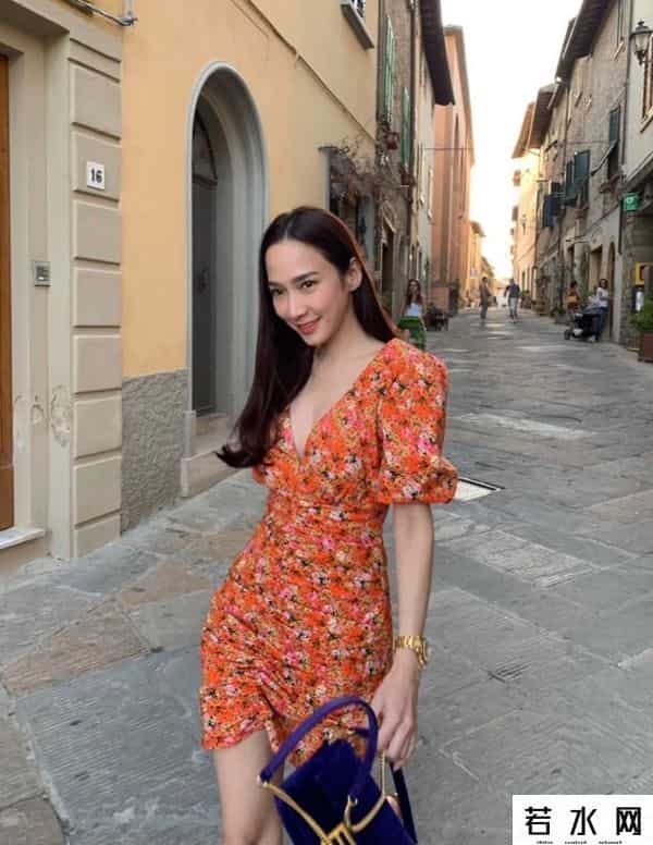 aum p,42岁的泰版鲜肉菩萨，翘臀细腰迷倒20岁奶狗，她比萧亚轩还快乐？