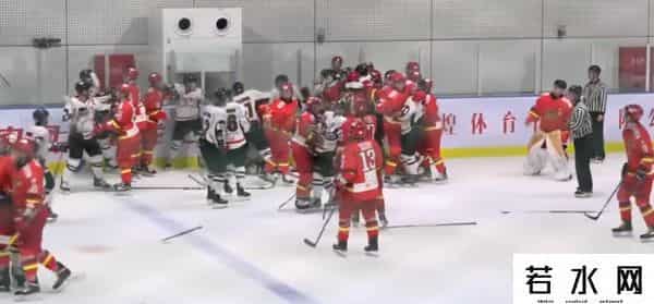 冰球对战,冰球斗殴是传统？俄罗斯队员与美国互殴，现场播放战歌《喀秋莎》