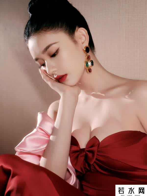 腾讯微博皮肤,林允微博之夜裹胸红裙,皮肤白皙发光