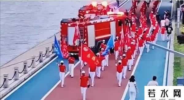 暴走大世界,辽宁百人暴走队团长身份被扒,退休女教师收钱打广告不干人事