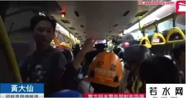 深海同志,干得漂亮！这次，苹果日报”立功”了！这一车黑衣人港警收下了