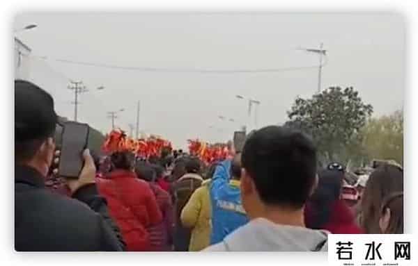 新娱乐直播,网红男扮女装进女浴室直播，被当场抓获称想涨粉，遭网友痛批无耻