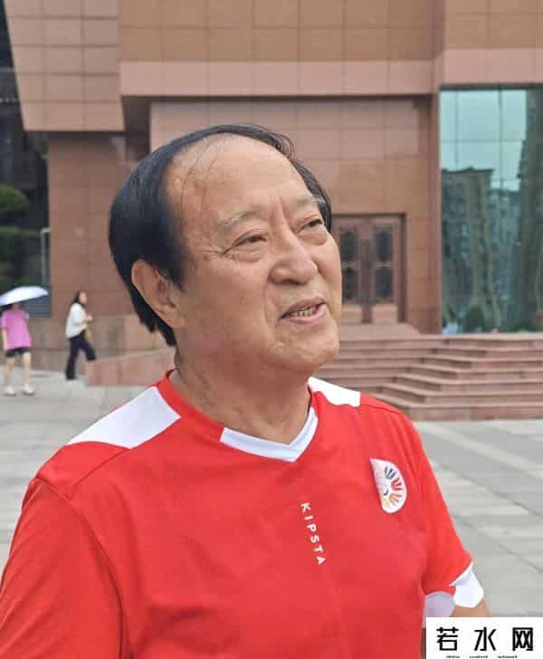 中国牛网,从“领导冒号”到刷墙大爷:牛群30年沉浮,打了谁的脸?