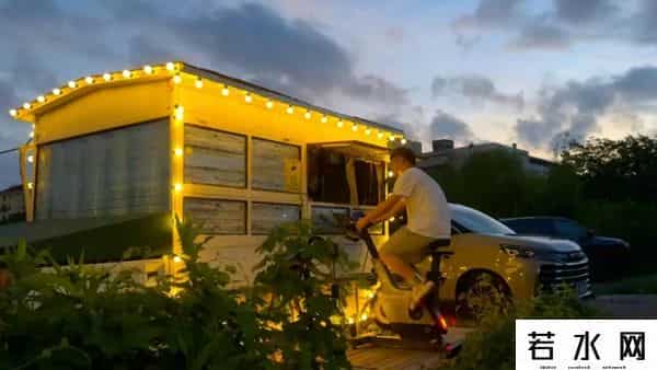 移动公寓,住进车里的年轻人:不租房不买房,5平米最自由