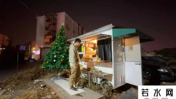 移动公寓,住进车里的年轻人:不租房不买房,5平米最自由