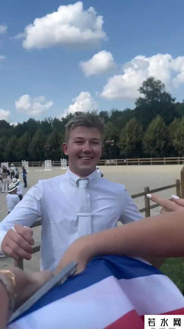 乔布斯遗产,乔布斯最宠爱美貌小女儿大婚在即!坐拥千亿遗产读名校当模特玩票