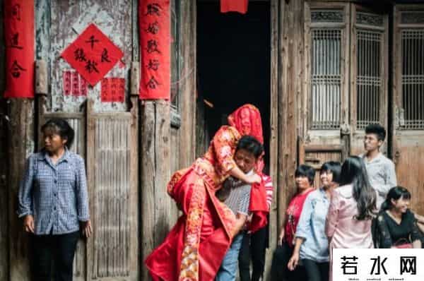 都是外乡人,他们是纯正汉族人,人口超过1亿,说的正宗汉语,我们却听不懂