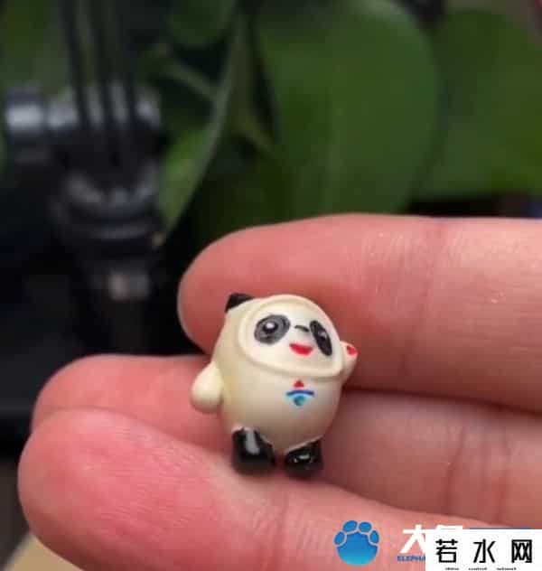 冰墩墩几岁了,只有1.5厘米!男子雕刻指甲盖大小冰墩墩、雪容融,网友直呼“太可爱了”