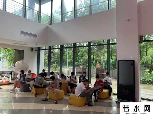 张良伦,一线 - 张良伦出现了!百家商户集结贝贝集团“讨债”,7位代表参与谈判