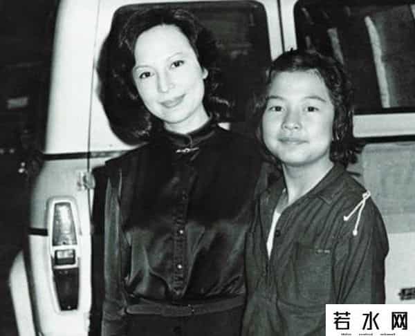狄娜的女儿,狄娜：香港艳星，真人版007女间谍，为中国航天事业投入全部身家