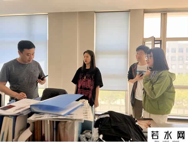 三奇泳装,制造性感,还得东北大妈