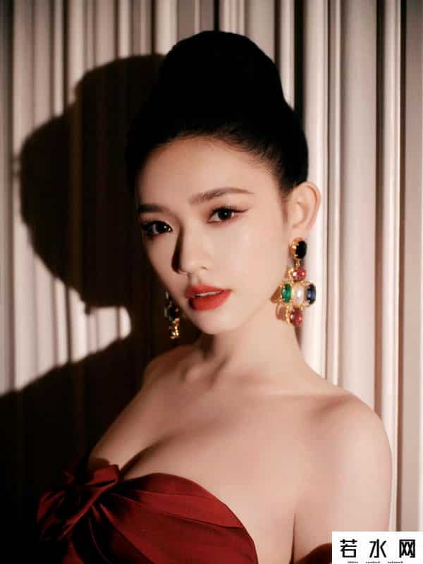 腾讯微博皮肤,林允微博之夜裹胸红裙,皮肤白皙发光