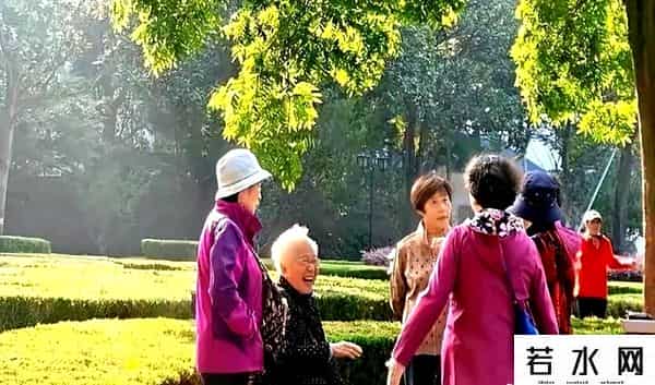 暴走大事件8,退休阿姨参加暴走团八天,回家进不了门,儿子冷笑,让你走个痛快