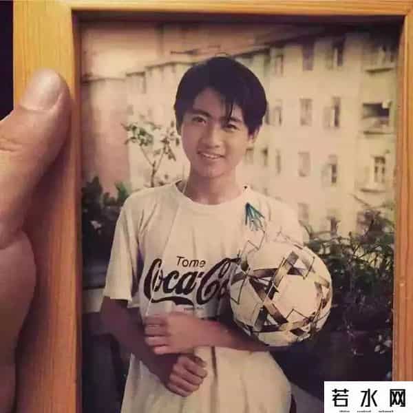 韩寒撤诉,20年前，挂科7门被退学、脚踢文坛的韩寒如今怎样了？