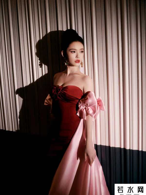 腾讯微博皮肤,林允微博之夜裹胸红裙,皮肤白皙发光
