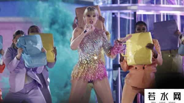 斯威夫特泰勒,泰勒·斯威夫特官宣订婚,曾说“我讨厌她”的特朗普送上祝福