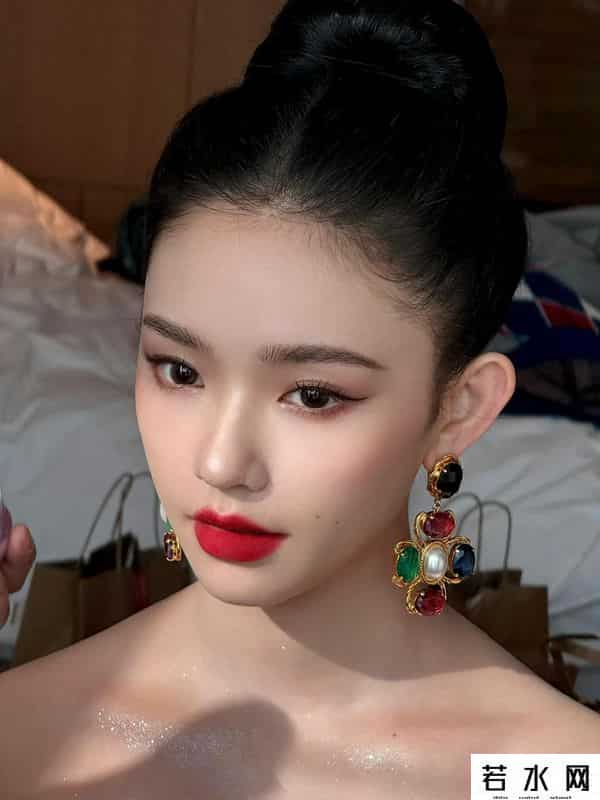 腾讯微博皮肤,林允微博之夜裹胸红裙,皮肤白皙发光