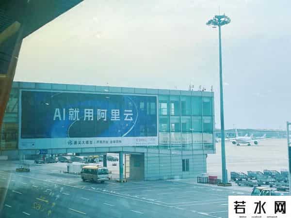 kimi广告,机场广告，AI乱斗